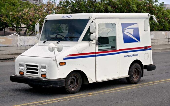 Honolulu,-,August,30,,2012:,Us,Postal,Service,Truck,On