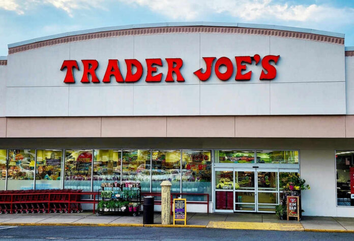 shutterstock_2490299205 Trader Joes storefront with shopping carts outside
