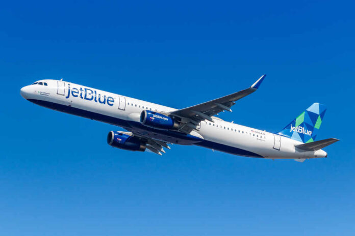 JetBlue Airbus A321 climbing against a clear blue sky